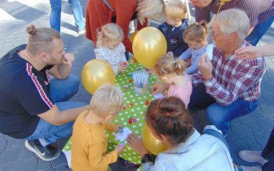 Goldene Ballons am Weltkindertag