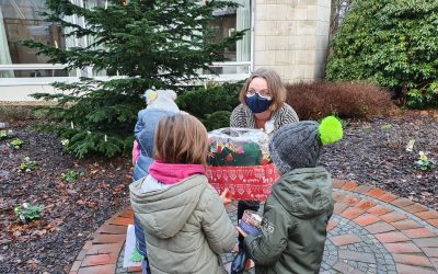 Kinder bringen Senioren Geschenke