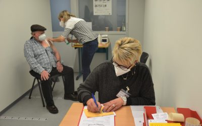 Ehrenamtliche DRK-Kräfte übergeben das Grafschafter Impfzentrum an hauptamtliche DRK-Mitarbeiter