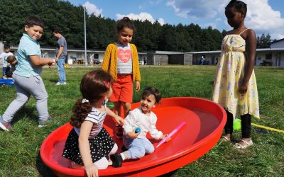 Spielmobil vor Ort beim Flüchtlingswohnheim