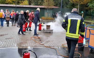 Feuerlöschtraining mit DRK-Kitas und der Freiwilligen Feuerwehr Nordhorn