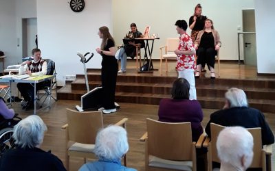 Theatergenuss im Pflegezentrum: „Hoarige Tieten“ sorgt für beste Stimmung